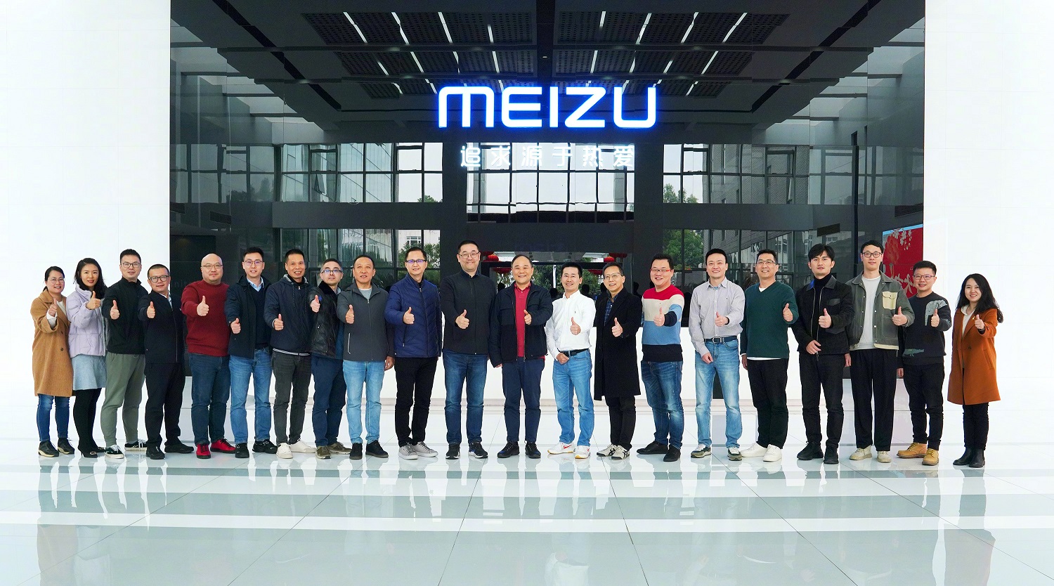 Geely創業者、Meizu 20に触れて「いい感じ」